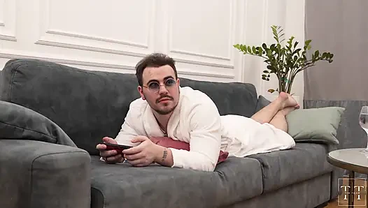 Saya melihat kamera dan menyerah padanya di sofa