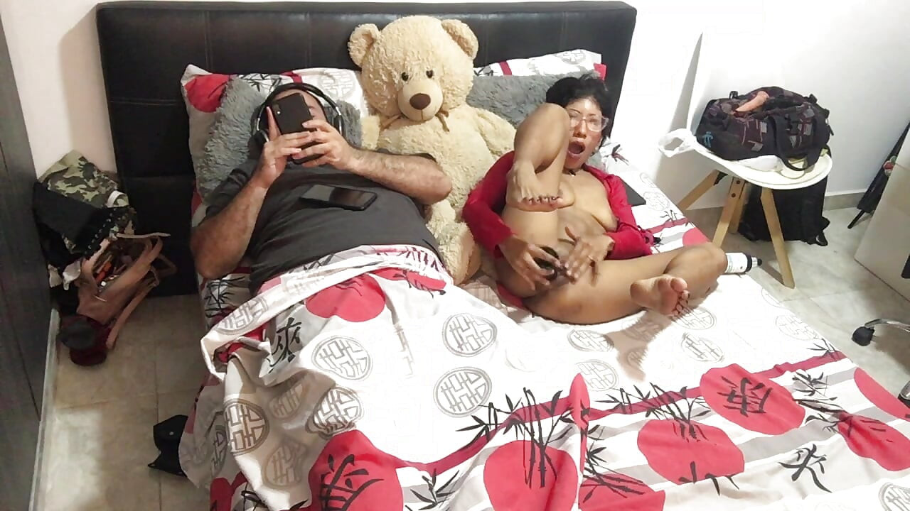 मैं अपने पति के सामने हस्तमैथुन करती हूं और उसे सेक्स करने के लिए उकसाती हूं।