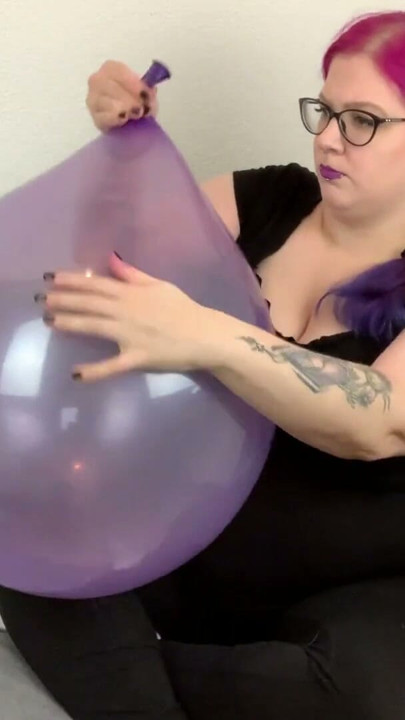 Looner-fetich: stor ballon uden at den springer | Klip 1