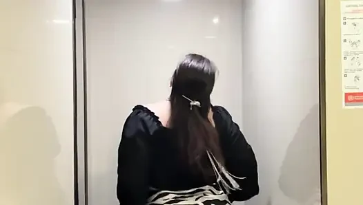 Harika götlü beyaz kız umumi banyoda mastürbasyon yapıyor