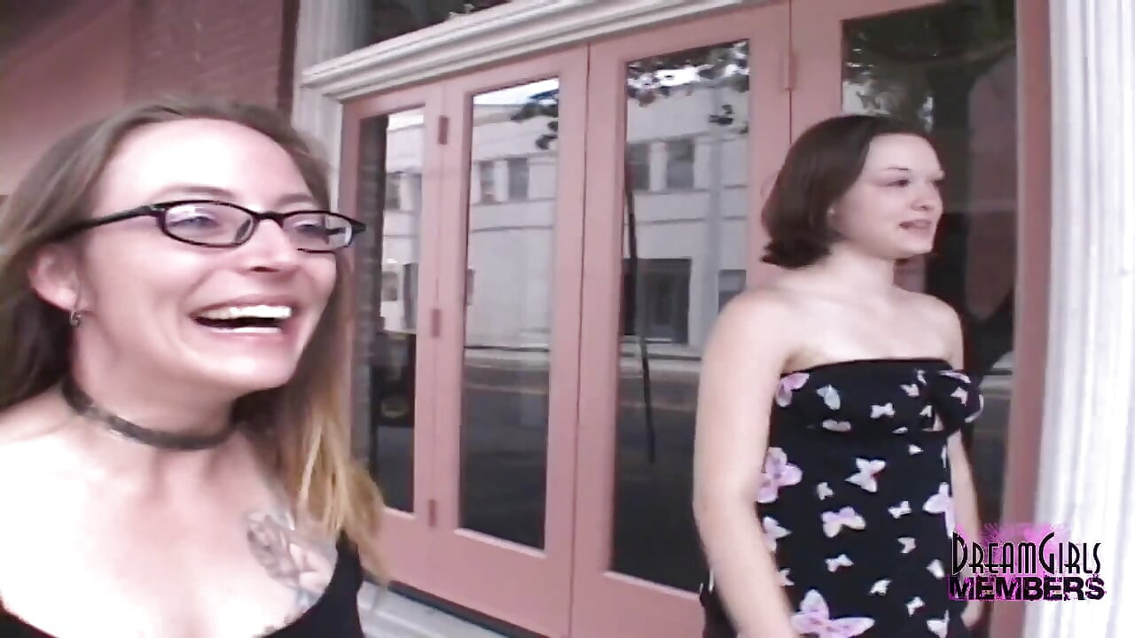 Kari et Rose s'exhibent et dansent à poil