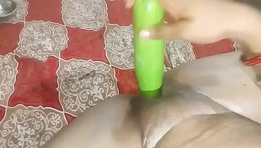 Kakak ipar seksi menelepon temannya dan mengambil kontolnya dan menyetubuhi memeknya dengan sabu dan menikmati bunga