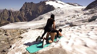Avventura sul ghiacciaio con Mia e Max Pegging scopano su un vero ghiacciaio