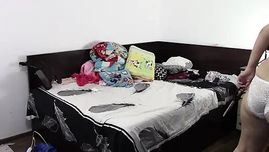 Amateur-ehefrau hat spaß, klamotten anprobieren und zu schneiden