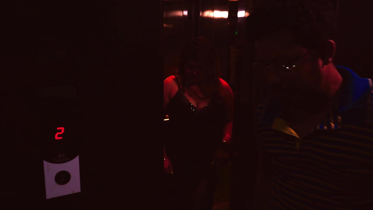 A thirsty bhabhi inside a hotel room