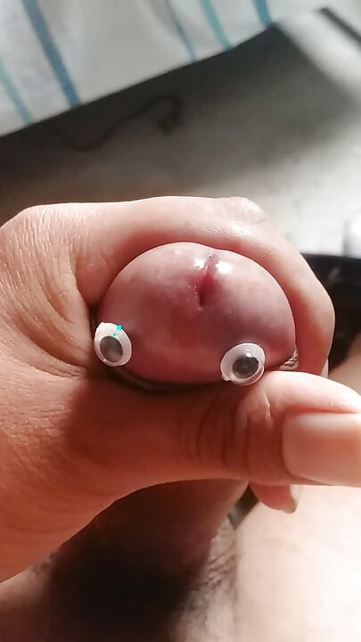 我把眼睛放在我的阴茎上，自慰直到我射精。你想看吗？
