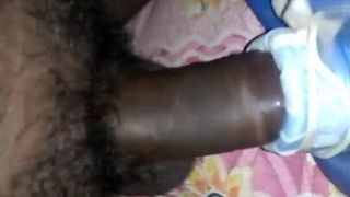 Chico adolescente indio folla su juguete hecho a mano y se masturba