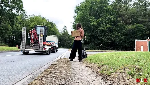 Cowok ini ngasih aku tumpangan... Jadi aku ngebiarkan dia ngentot aku dan crot di mukaku - klx