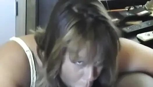 Молодой ебарь трахает кошка-толстушку за кримпаем