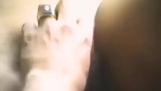 Utangaç bir esmer dildo ve yarakla sikiliyor