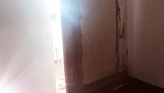Desi Tina işteyken kamp yapıyor