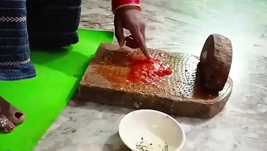 Sütçü genç ev sahibini yalnızken yakalayıp sikti