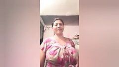 Tango grote borsten Nepalese tante in het keukenlied