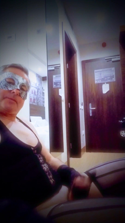 Uzbudljiv trenutak iz "Kurvinskog transvestita za tate u hotelskoj sobi"