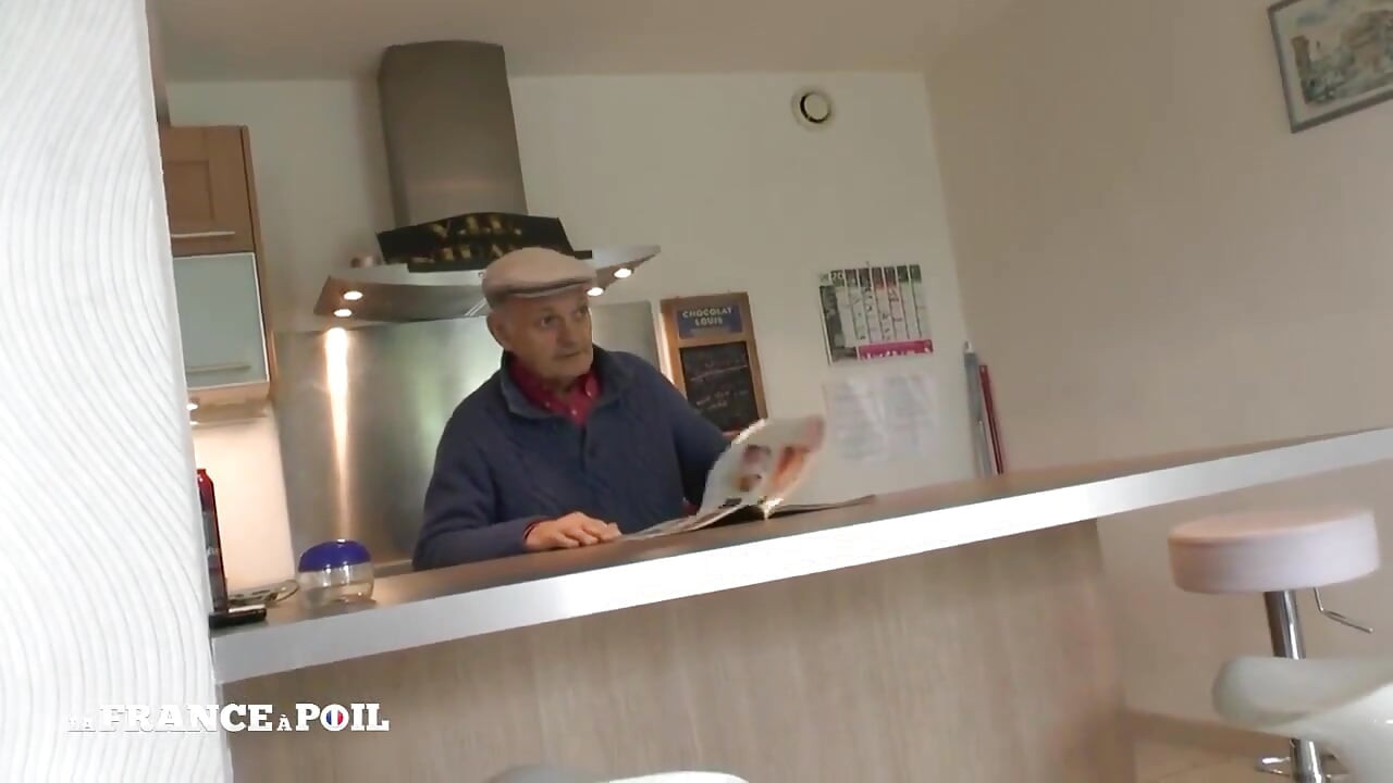 Servitoare franceză este sandvișată de tatăl vitreg Peeker și de un prieten