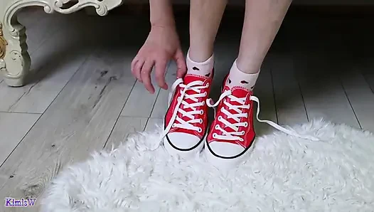 Sweet toe tease - permen warna-warni di antara kakinya