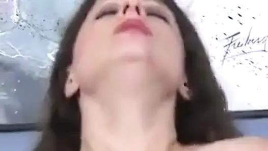 Yalnız orta yaşlı seksi kadın ilk randevuda sürtük gibi davranıyor