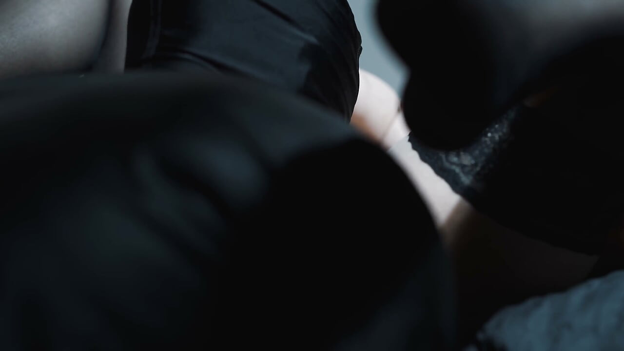Er Kommt Auf Die Knie Und Leckt Meine Muschi, Bis Ich Einen Intensiven Orgasmus Habe
