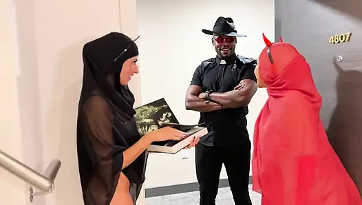 Cehennemden gelen azgın tesettürlü cadılar bayramı üçlü seks