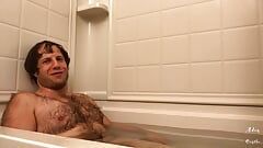 Un tizio peloso scoreggia nella vasca da bagno gay