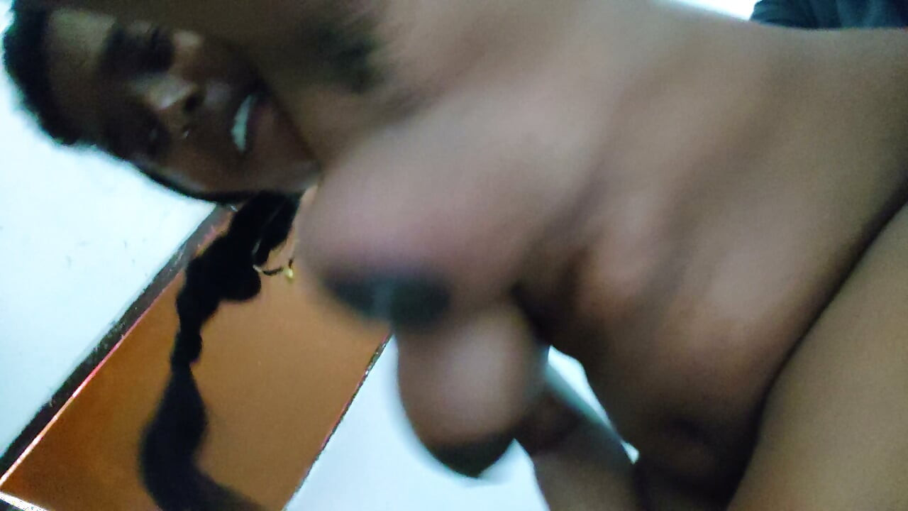 Hombre indio desi follando el coño de su madrastra y moviendo lentamente los pechos de mamá en un sexo romántico.