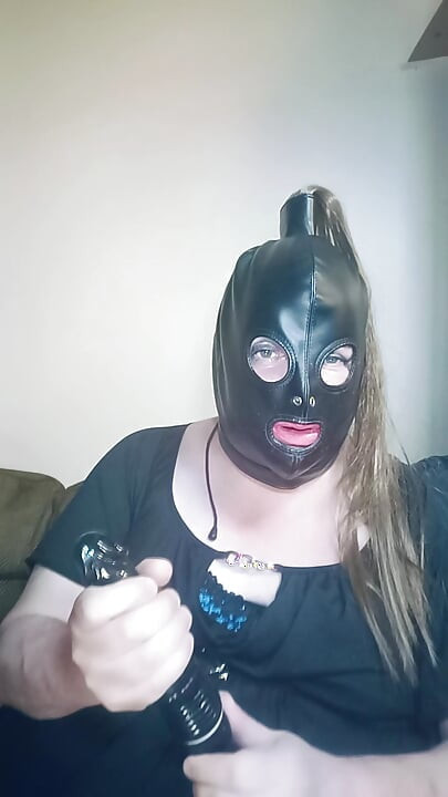 Stephanie-Nicole probiert ihre hände als sextoy-rezensentin