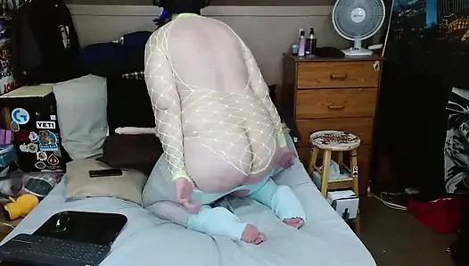 Şişman götlü kadın kılıklı travesti domuz götünü salladıktan sonra götten ağza alıyor