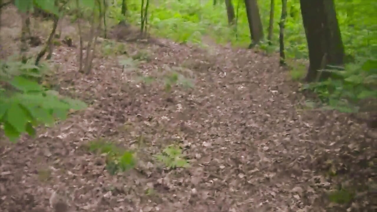 Belle et longue éjaculation, torse nu, dans une forêt publique