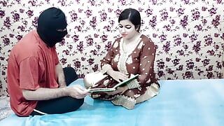 Mooie Hindi-studente verleidt en neukt haar leraar