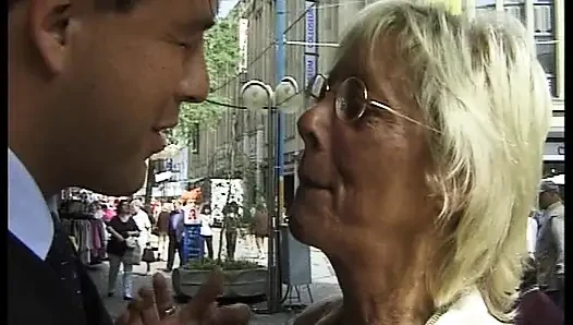 Büyük memeli Alman genç erkek avcısı doğada yarağa biniyor
