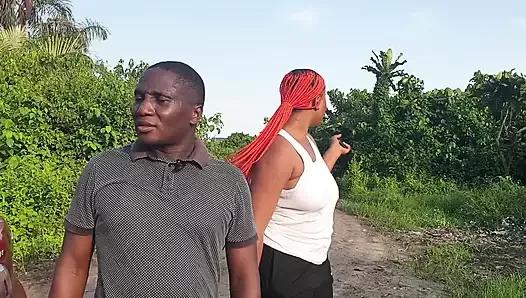 Une agente baise son client avec une grosse bite noire