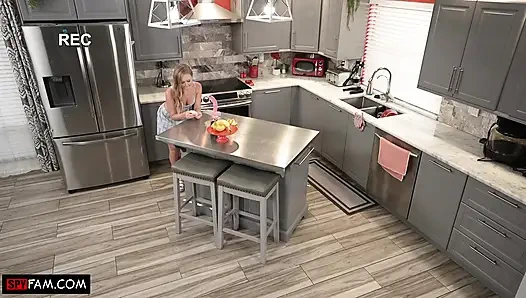 Üvey baba beni kişisel sikiş oyuncağı gibi kullanıyor