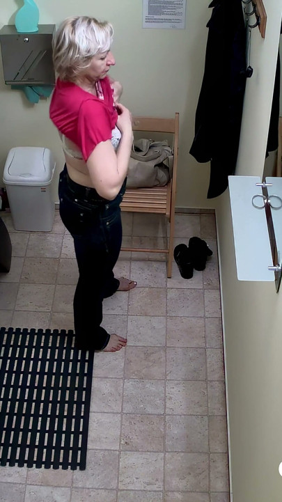 Czech Solarium 173 Mature Blonde Shows off Her Natural Curves