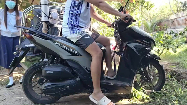 19 YEAR OLD SCHOOLGIRL RIDES A TRIKE DRIVER FUCK IN PUBLIC