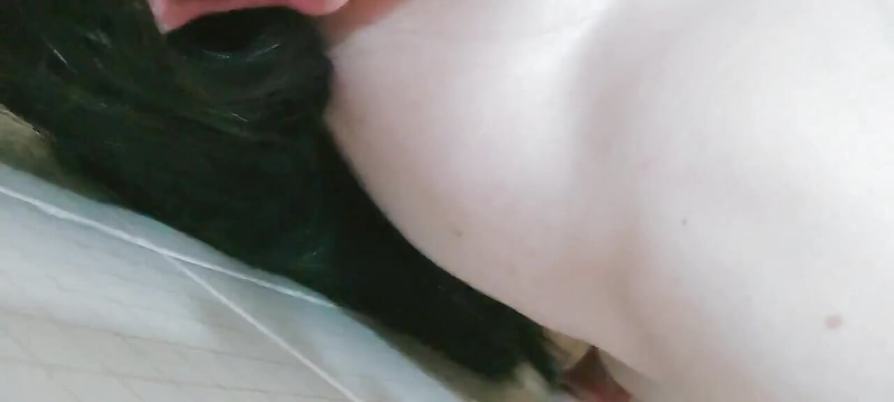 내 엉덩이 깊숙이 공을 집어넣어