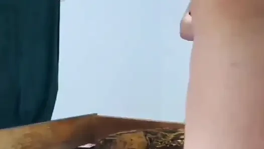 Ateşli itaatkar orta yaşlı seksi kadın sert sikişiyor ve götüne ve amına boşalıyor