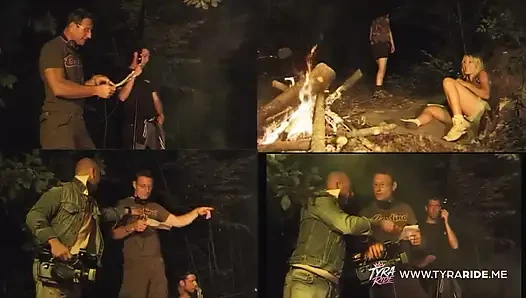 Hinter den kulissen erwachsenenfilm-shooting mit blondine und brünette