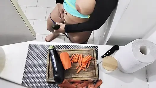 Ich schiebe eine riesige gurke in mein hungriges arschloch - fetisch