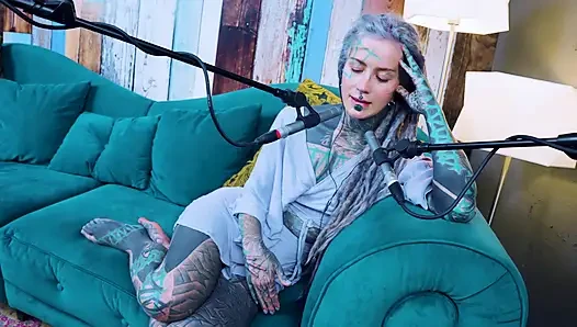 Ich spreche über U - unbequem - ASMR podcast SFW spricht goth dünnes mädchen dreadlocks tattoo-modell inked mädchen