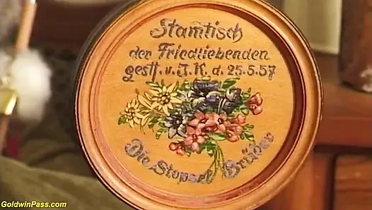 Tante gemuk dengan jembut tebal dientot pakai sosis