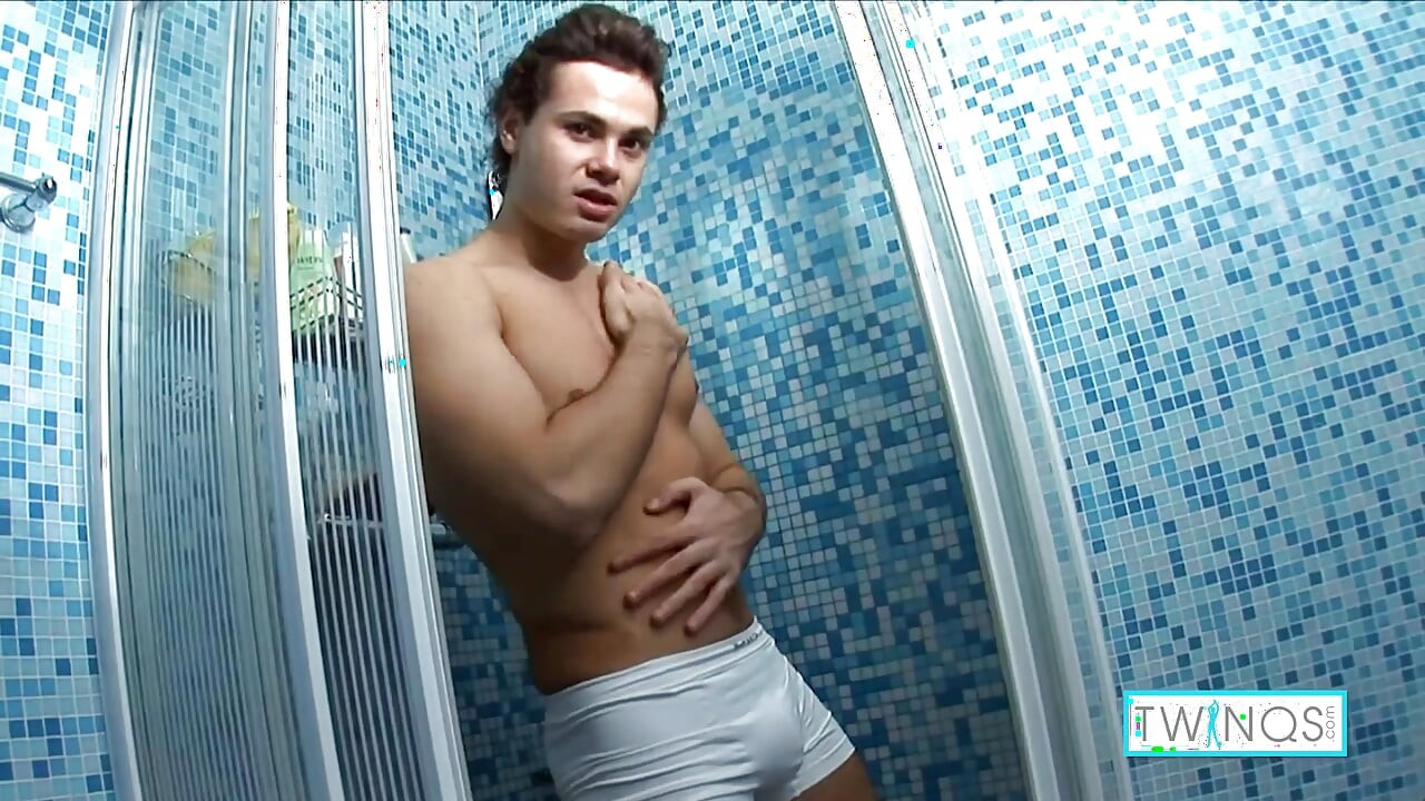 可爱的twwink stephen a在淋浴时玩弄他的坚硬鸡巴！