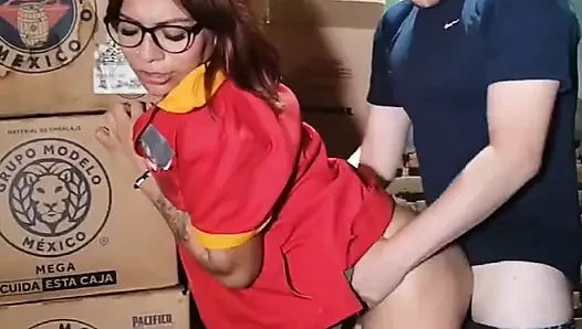 Bodrumdaki mağazada kasiyer benim