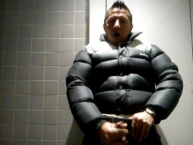 Brčko na veřejné toaletě