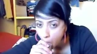 Une petite amie aux cheveux noirs suce la bite de son copain en POV