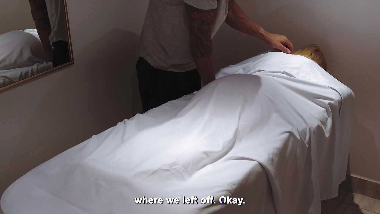 Freche exhibitionisten-hausfrau völlig nackt für massage-session
