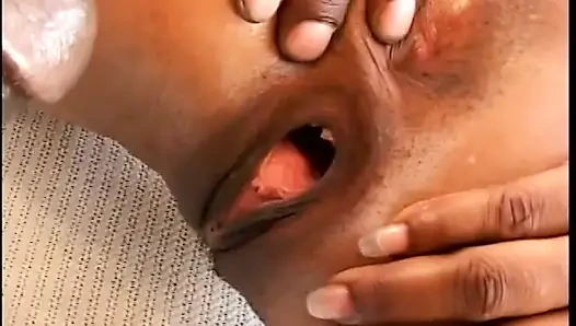 Cowok kulit hitam ngentot kontol cowok kulit hitam ini ke dalam kontol besar pria kulit hitam