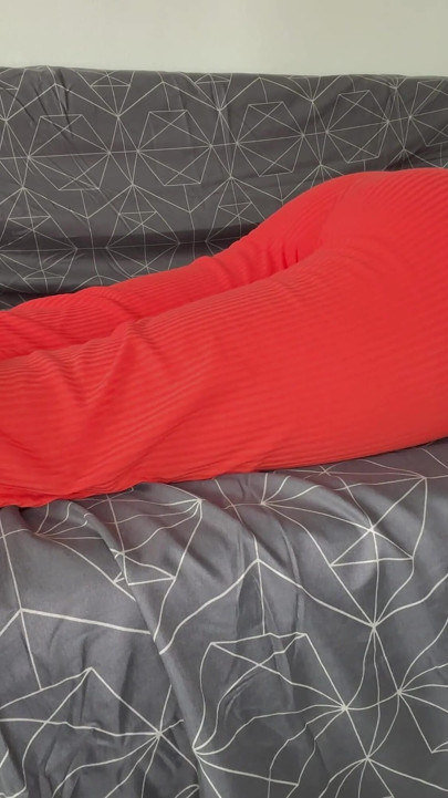 Sexy Red Outfit Fart Storm na gauči