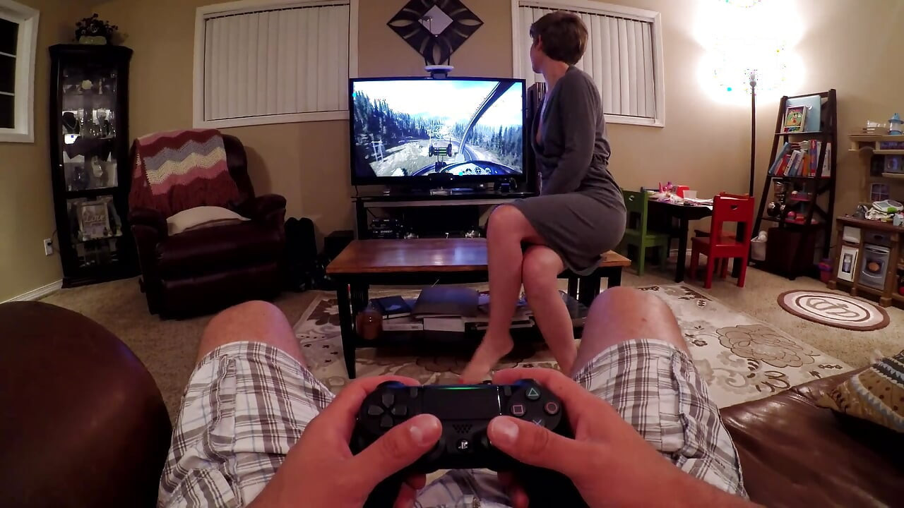 Suger kuken tørr mens han spiller ps4