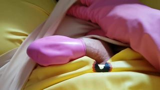 Masturbation in gelbem und rosafarbenem Gummi