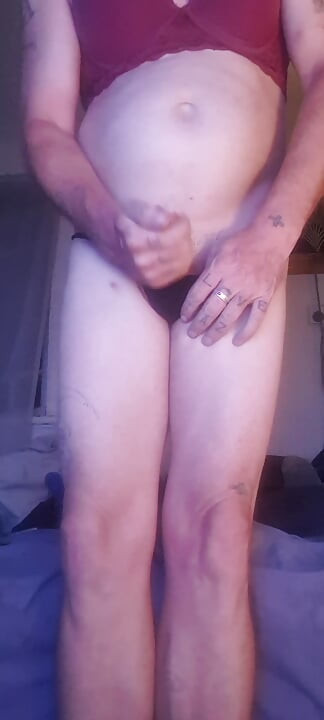 Masturbare cu lenjerie feminină purtând